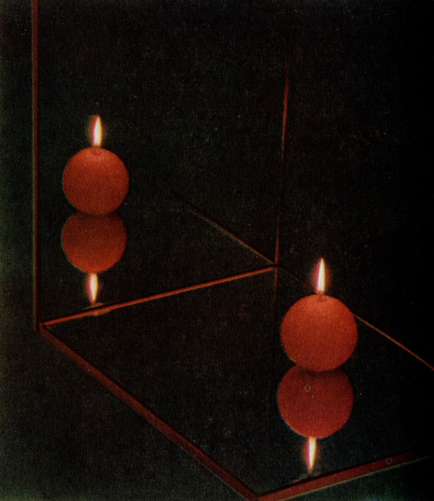 Два зеркала, составленные углом, показывают нам свечу троекратно