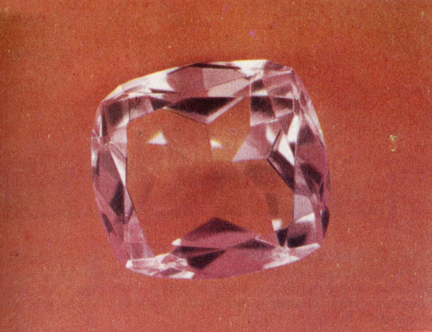 Два из крупнейших алмазов мира: 'Полярная звезда' (сверху)