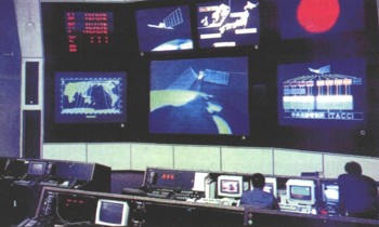 Зал центра управления полетом японского экспериментального модуля JEM Международной космической станции