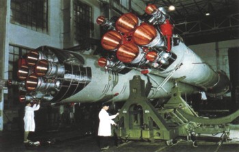 Сборка ракеты Р-7 в монтажно-испытательном корпусе
